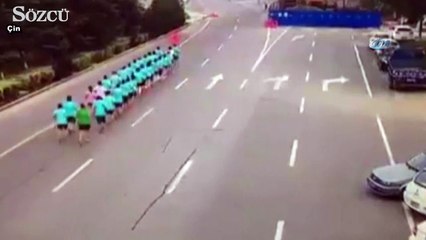 Acemi kadın sürücü öğrencileri ezdi