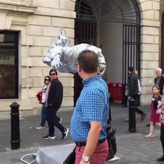 You won't believe what this street performer can do !!!