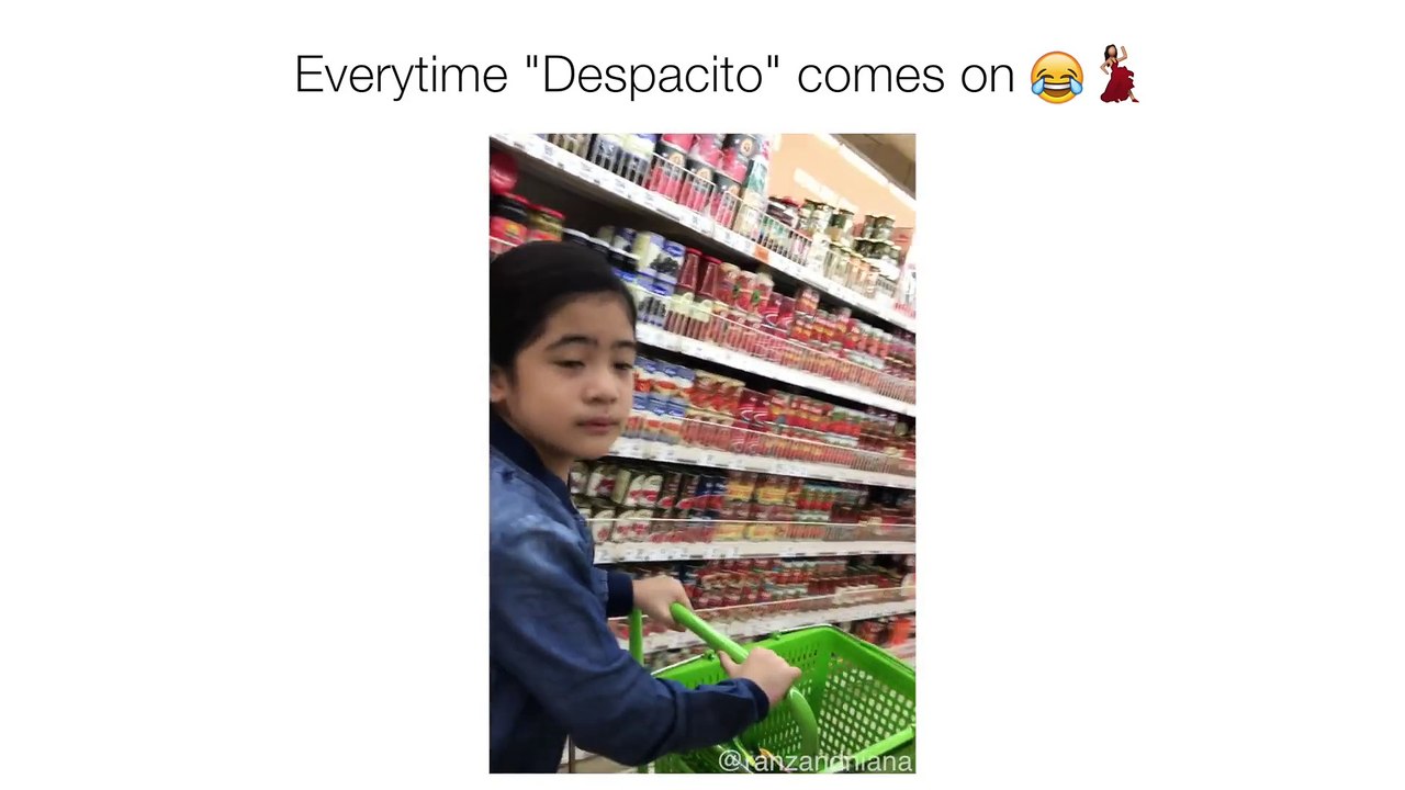 Sempre que o irmão faz play do "despacito", seja onde for ela não pára de dançar