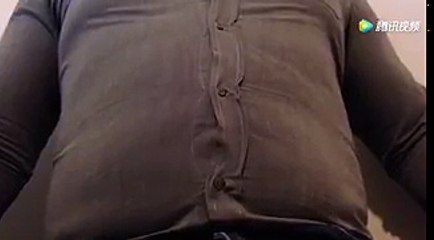 Déboutonner sa chemise avec son ventre