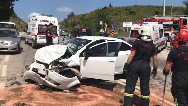 Kocaeli Hafif Ticari Araç Ile Otomobil Çarpıştı 3 Yaralı