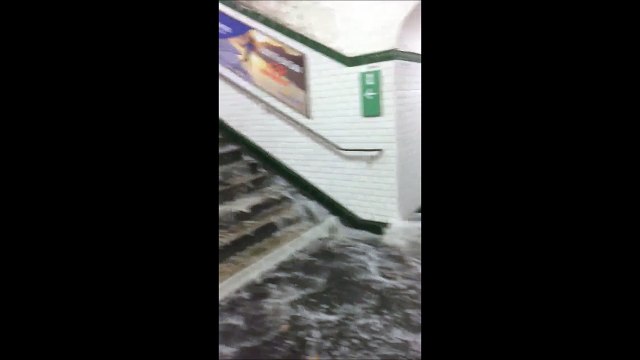 Quand les escaliers du métro de paris se transforment en chutes du Niagara