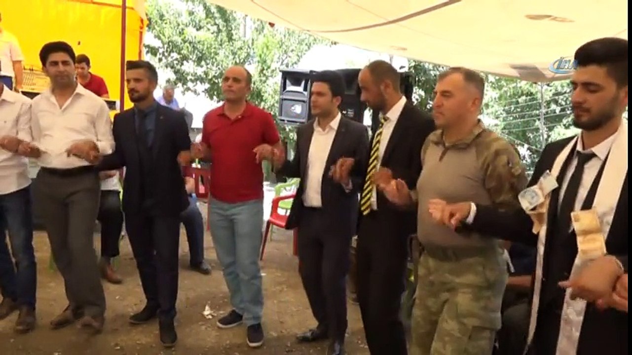 Asker ve Halk Birlikte Halay Çekti