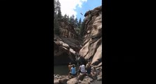 Une fille loupe son plongeon d'une falaise de 30m.