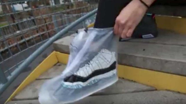 Les imperméables pour chaussures débarquent.