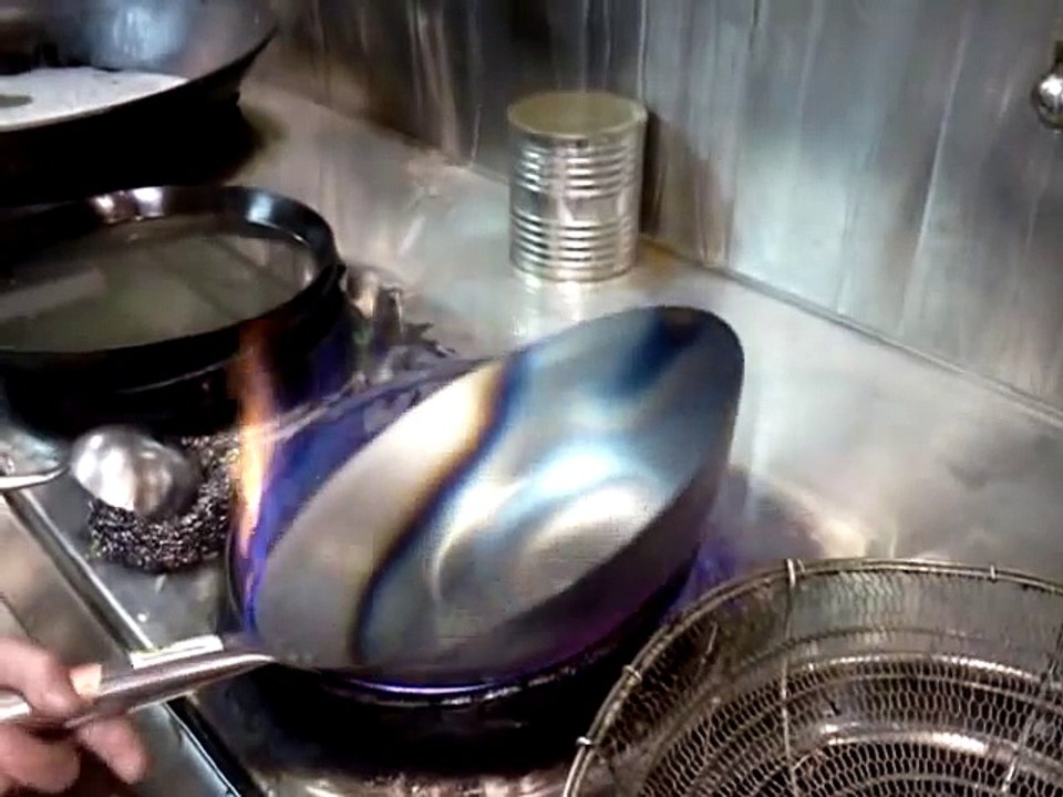 Ce cuisinier chinois brûle en fusion son WOK tout neuf avant de l'utiliser !