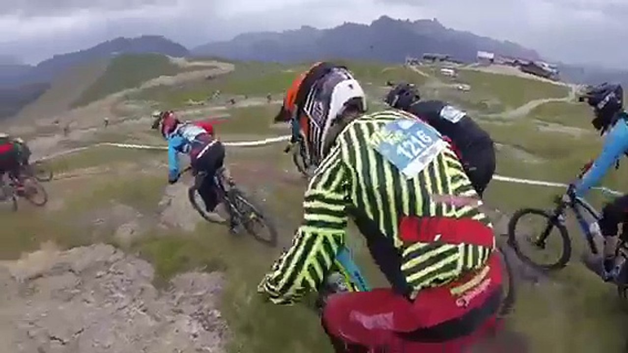 Ce vélo grille la moitié de la course de VTT en quelques secondes !