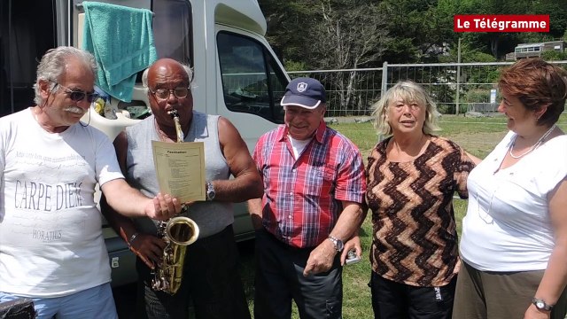 Plouha (22). Camping du Palus : Giuseppe et son saxo font le bonheur des campeurs