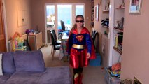 Bataille bats toi héros héros enfant vie petit réal super-héros contre Supergirl de mortpool |