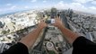 Il se tient en équilibre sur les mains... en haut d'un gratte ciel à Tel Aviv !