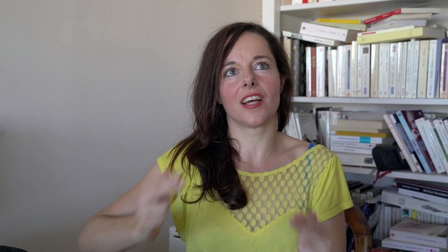 « Tchikita » de Jul version cinéma français par la drama queen Laure Calamy