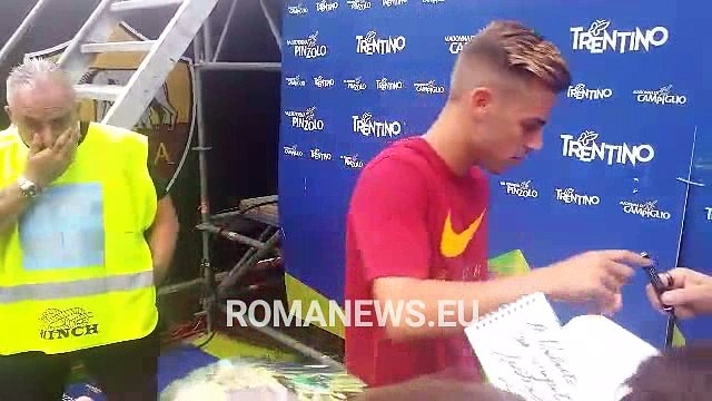 Matteo Ricci e Gyomber firmano autografi dopo l'allenamento