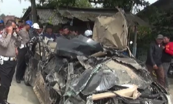 Tak Kuat Menanjak, Truk Ini Hantam Sejumlah Mobil, 3 Tewas