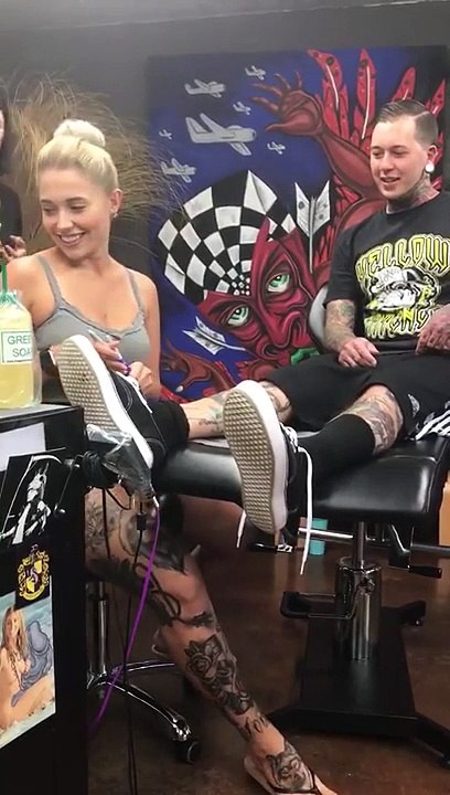 Un homme demande sa petite amie en mariage avec un tatouage