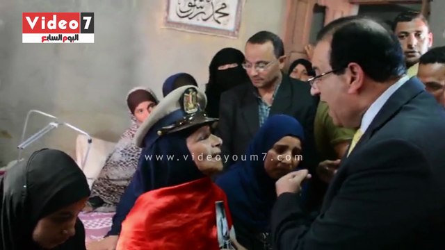 محافظ الدقهلية يقدم واجب العزاء لأسرة شهيد ووالدته تستقبله بعلم مصر