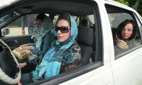 İran'da Kadınların Arabalarında Başörtülerini Çıkarmaları Ülkede Tartışmaya Yol Açtı