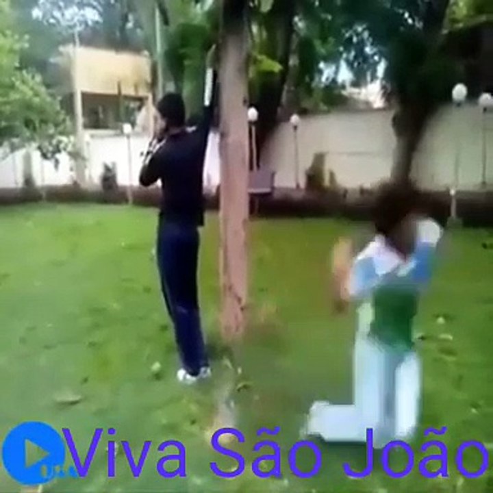 Assustando pessoas com bombinhas