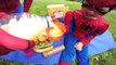 En en saltos hombre araña el Niños para ⏏ Spiderman saltando en los charcos |