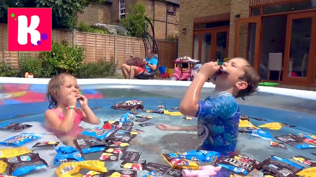 Полный басейн еММеМ демс и других сладостей . Катя и Макс купаются новое видео папа Bad baby Украли