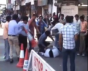 Viral Video of mens fighting on the Road