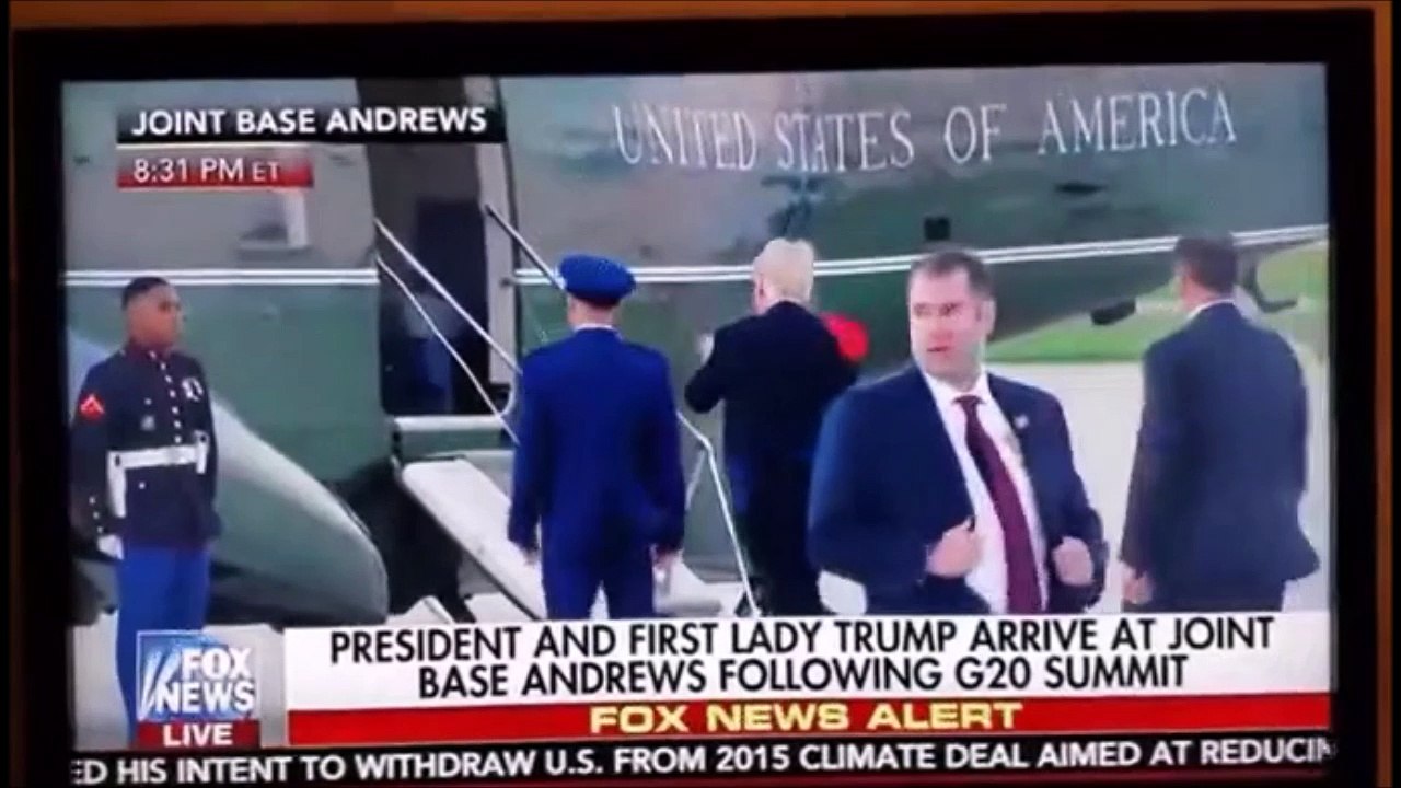 Donald Trump en galère avec le chapeau d'un militaire... Il aura essayé... Ahaha