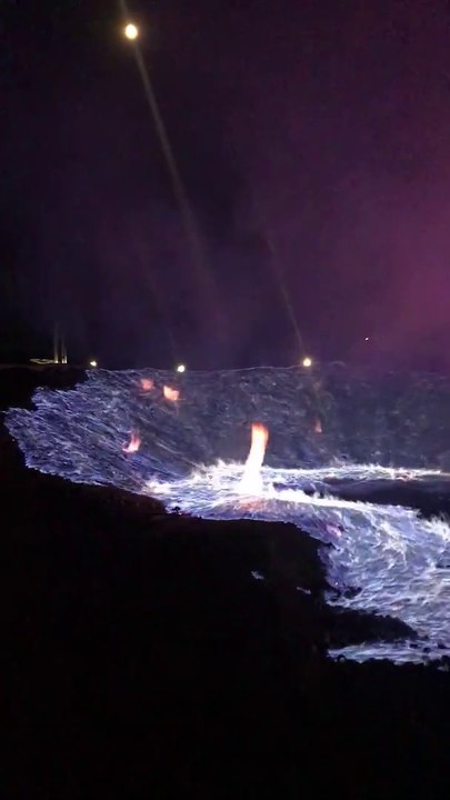 Du soufre en feu crée des flammes impressionnantes dans une usine de recyclage