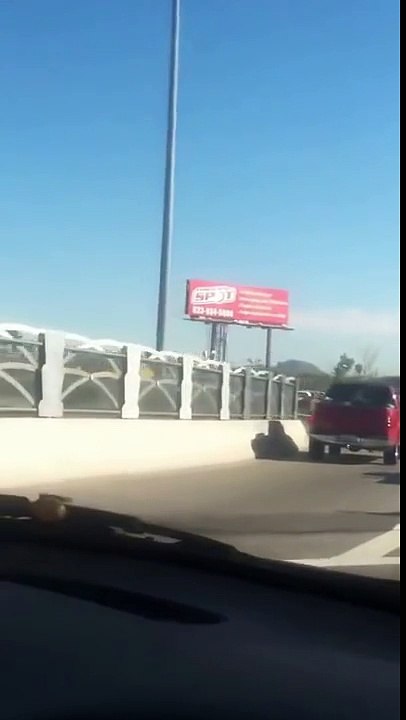 Il connecte la pédale de frein au klaxon sur le 4x4 de son pote... HILARANT !!