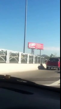 Il connecte la pédale de frein au klaxon sur le 4x4 de son pote... HILARANT !!