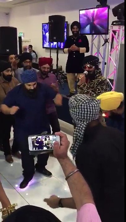 Elvis Presley a un sosie.. HINDOU !! Bravo les mariés !