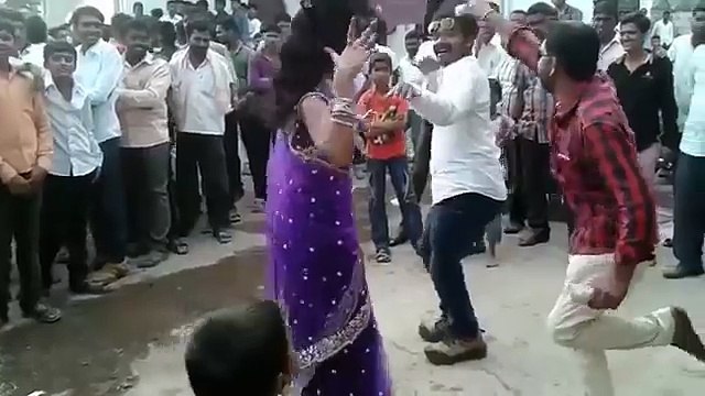 दूल्हे के दोस्तों का इतना मजेदार शादी वाला धमाल डांस - Shadi Dance By Barati