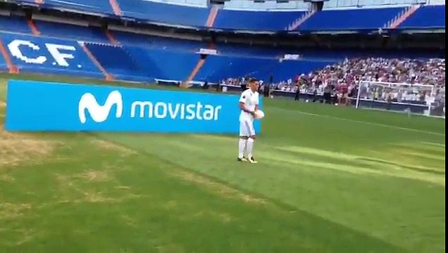 Theo Hernandez Comically Flops At Kick-Ups During Real Madrid's Presentation!