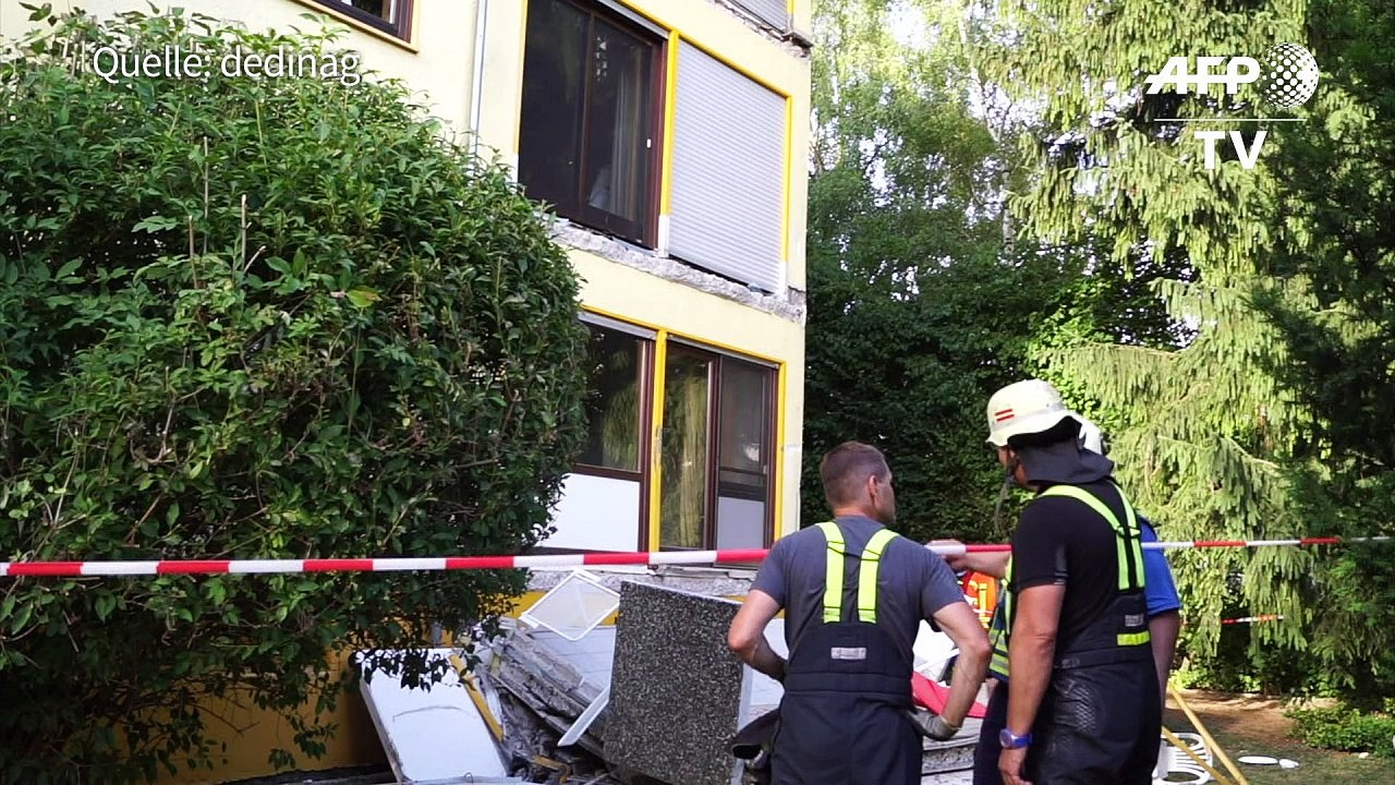 Balkon bricht ab: Vater und Sohn stürzen sechs Meter tief