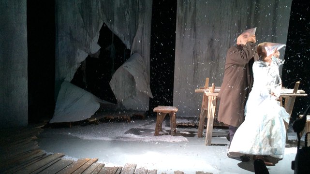 L'hiver, quatre chiens mordent mes pieds et mes mains