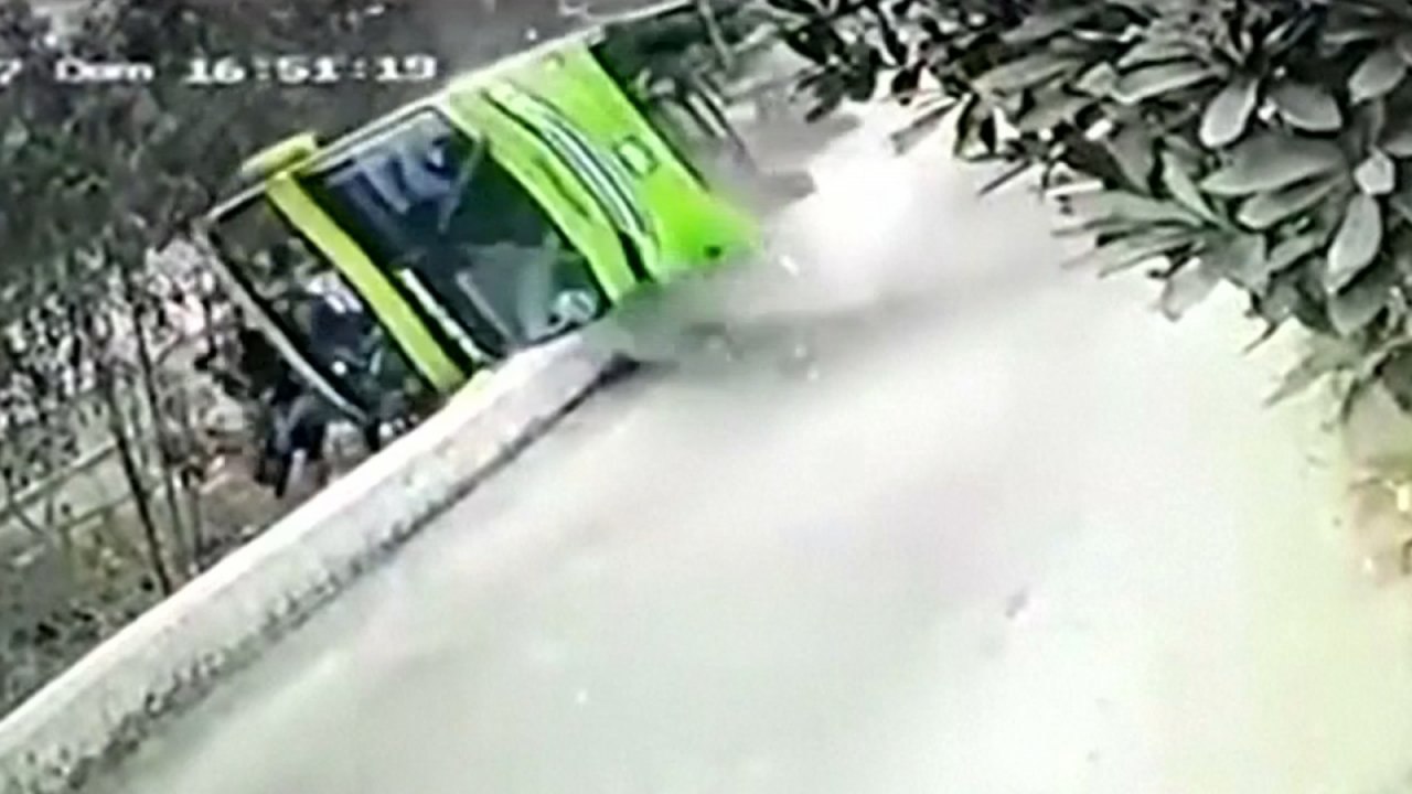 Video shows terrifying moment of deadly Peru tour bus crash