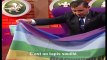 Un pasteur chilien s'essuie les pieds sur un drapeau LGBT à la TV