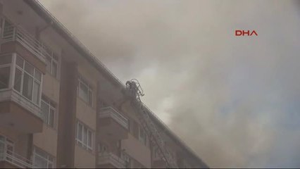 Sivas'ta Yangında 4 Apartmanın Çatısı Kül Oldu