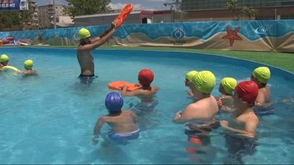 Sultangazili Çocuklar Portatif Havuzda Suyun Tadını Çıkardı