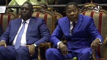 Insolite : regardez le président béninois qui fait sa toilette en public ! (vidéo)