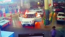 Panique dans cette station essence quand une voiture prend feu et explose