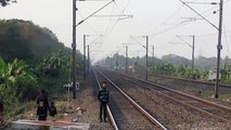 Twist & Bang a Platform Shelter: 6 HRS late WAP-7 SDAH Rajdhani ransacks Begampur !!