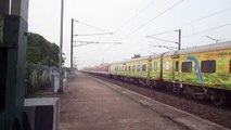 Ruthless WAP-4 Sealdah Duronto defeats Chugging WDM-3A Tebhaga !!