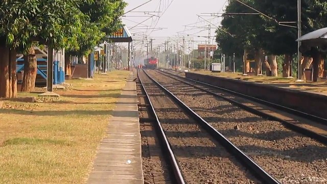 Raging WAP-4 Durgiana chasing Kolkata -Jammu Tawi Express for an Overtake !!