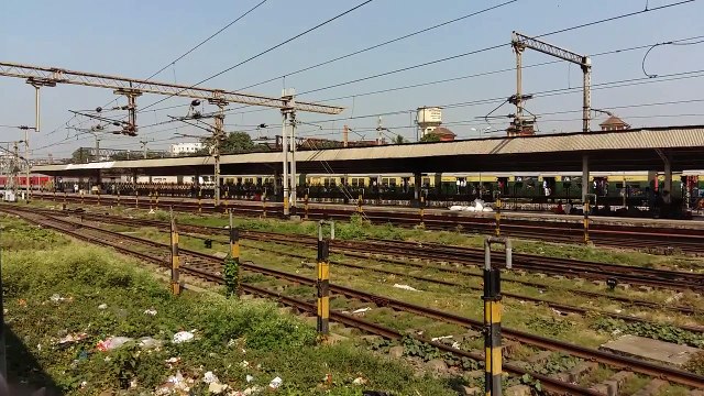 HWH WAP-7 30322 arrives with Howrah Rajdhani Express !!