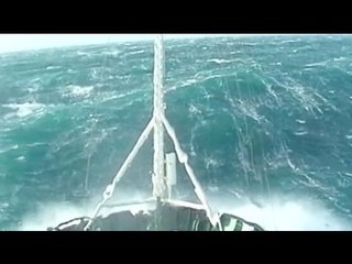 Un bateau remorqueur dans une tempête Force 12 ! Vague scélérate