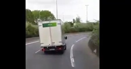 Un homme continue de rouler avec 2 pneus crevés.