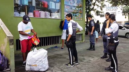 Jornalista filma abordagem policial e é levado para delegacia