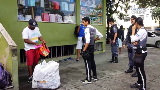 Jornalista filma abordagem policial e é levado para delegacia