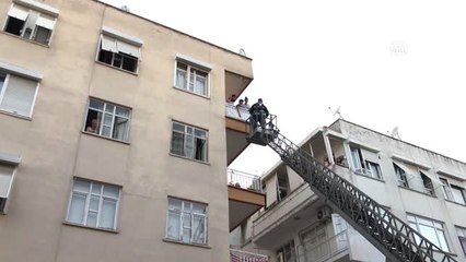 Yangında Apartmanın 4. Katın Balkonunda Mahsur Kalan Çocuk