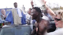 Yawou Dial accueil Abdoulaye Wade torse nu