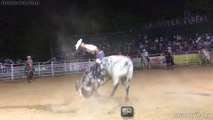 ECENAS IMPRESIONANTES Y ACCIDENTES EN EL JARIPEO RANCHERO EXTREMO TORO SALVAJE PISA A UN JINETE